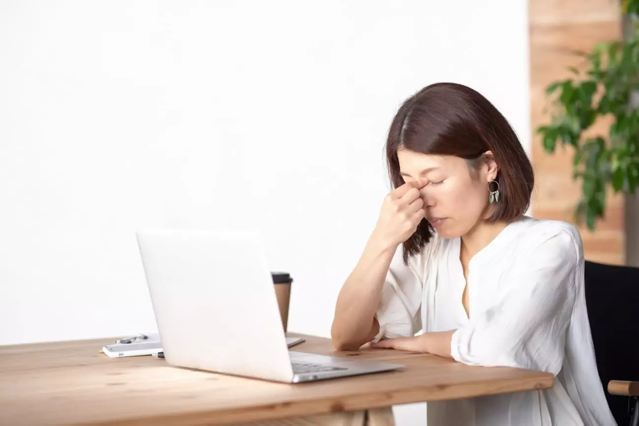 眼がつらい女性