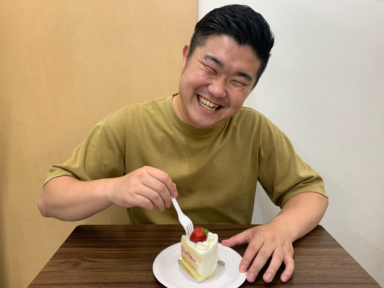 ショートケーキを食べる石井先生