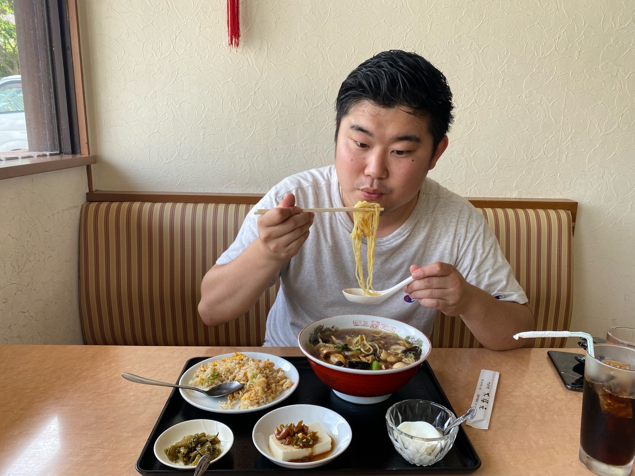 五目あんかけラーメンを食べる石井先生