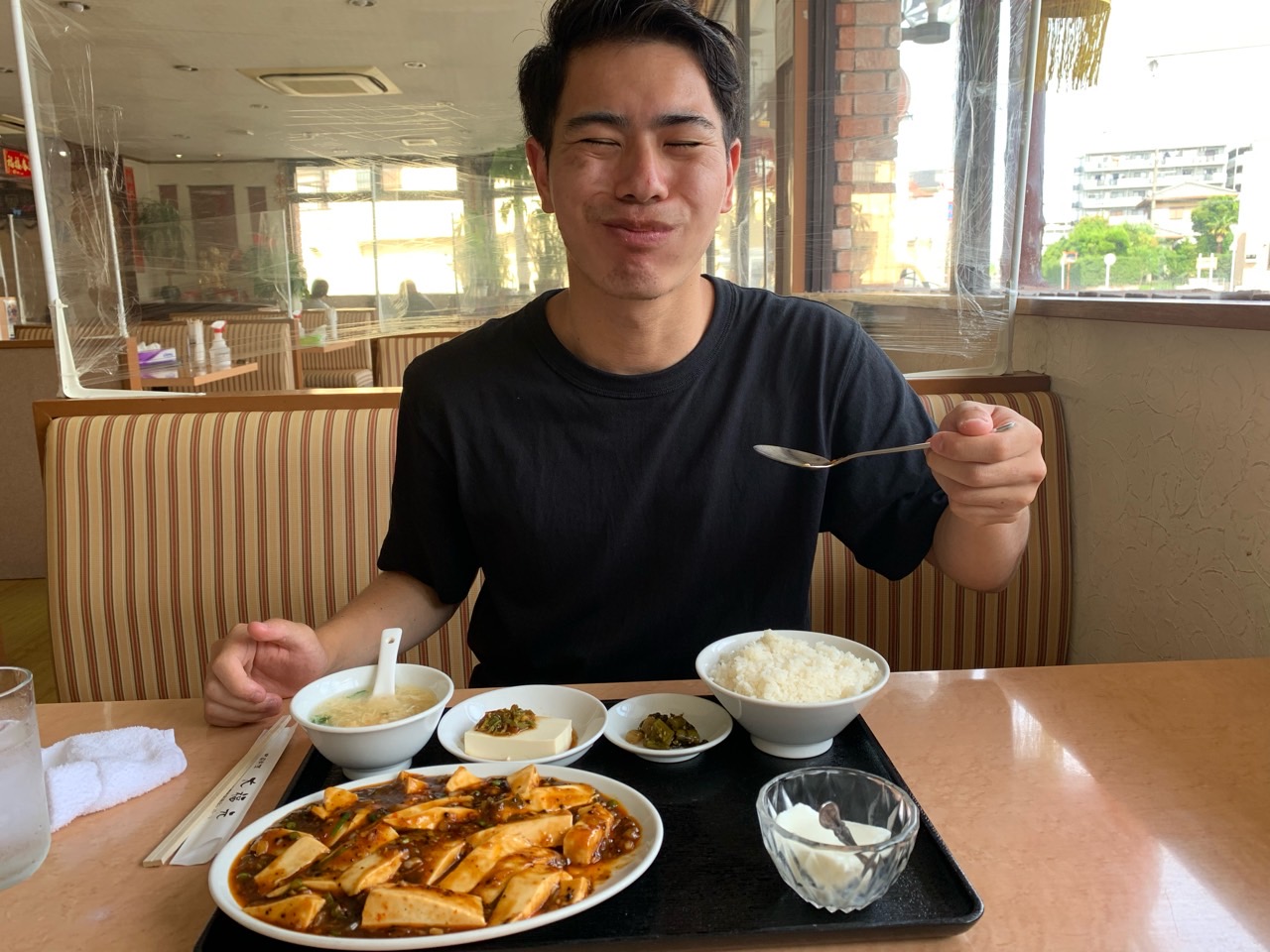 麻婆豆腐を食べる松村先生